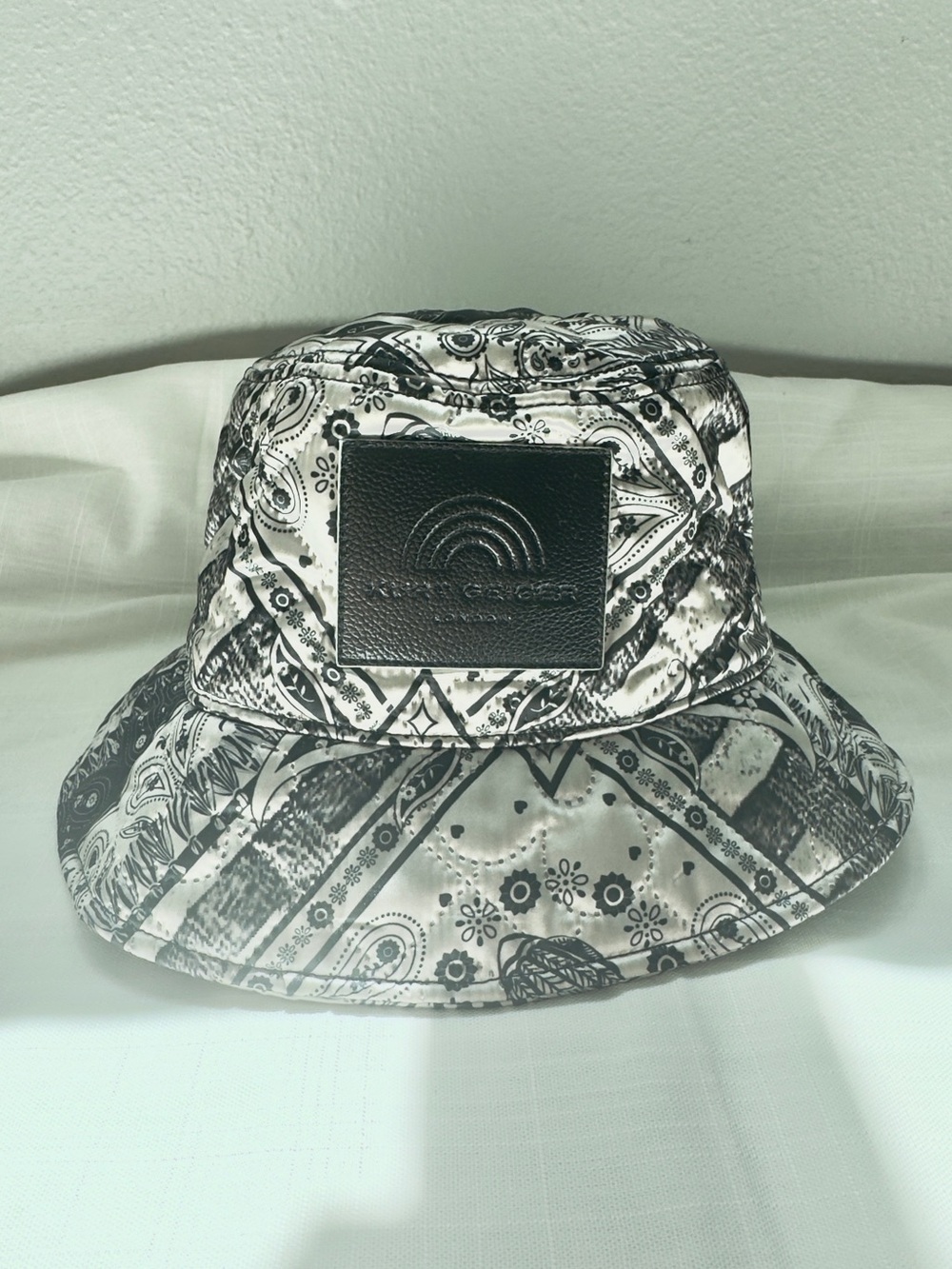 NWT🧢KURT GEIGER LONDON black Bandana Print Quilted Bucket Hat